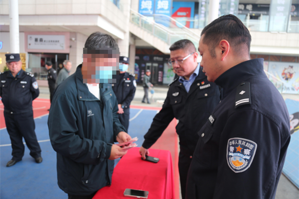 黄石港警方举行退赃大会 维护群众平安