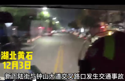 两车相撞 四人被困