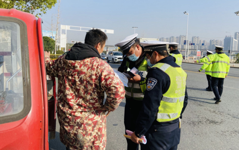 大冶市交警大队：专项整治城区道路交通秩序