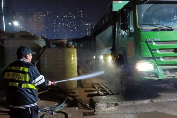 黄石港区城管加强夜间渣土监管