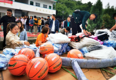 爱心企业捐赠球服 乐了学生暖了民心