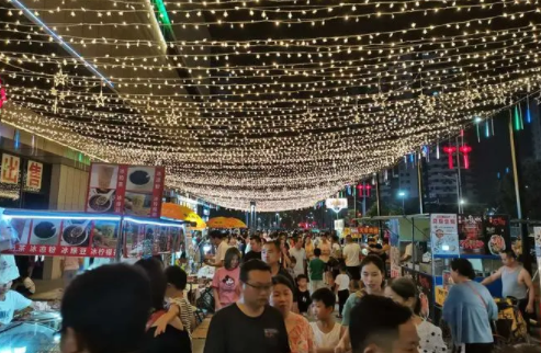 阳新“星空夜市”点燃夏日消费热情