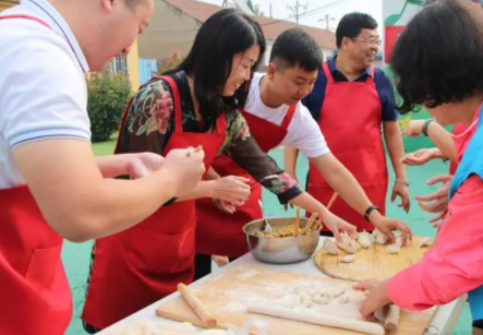 巧手包饺子 劳动助成长